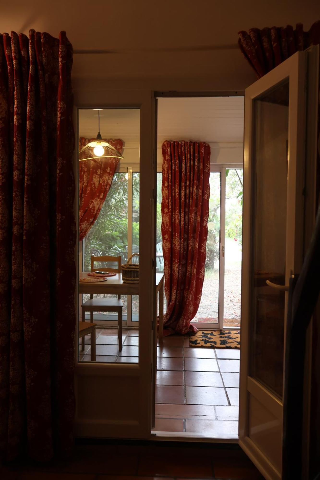 סן-מארי-דה-לה-מאר Gites Chambres D'Hotes Mazet Du Marechal Ferrant מראה חיצוני תמונה